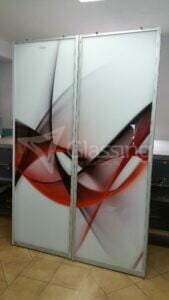 drzwi do szafy przesuwnej z grafiką na szkle